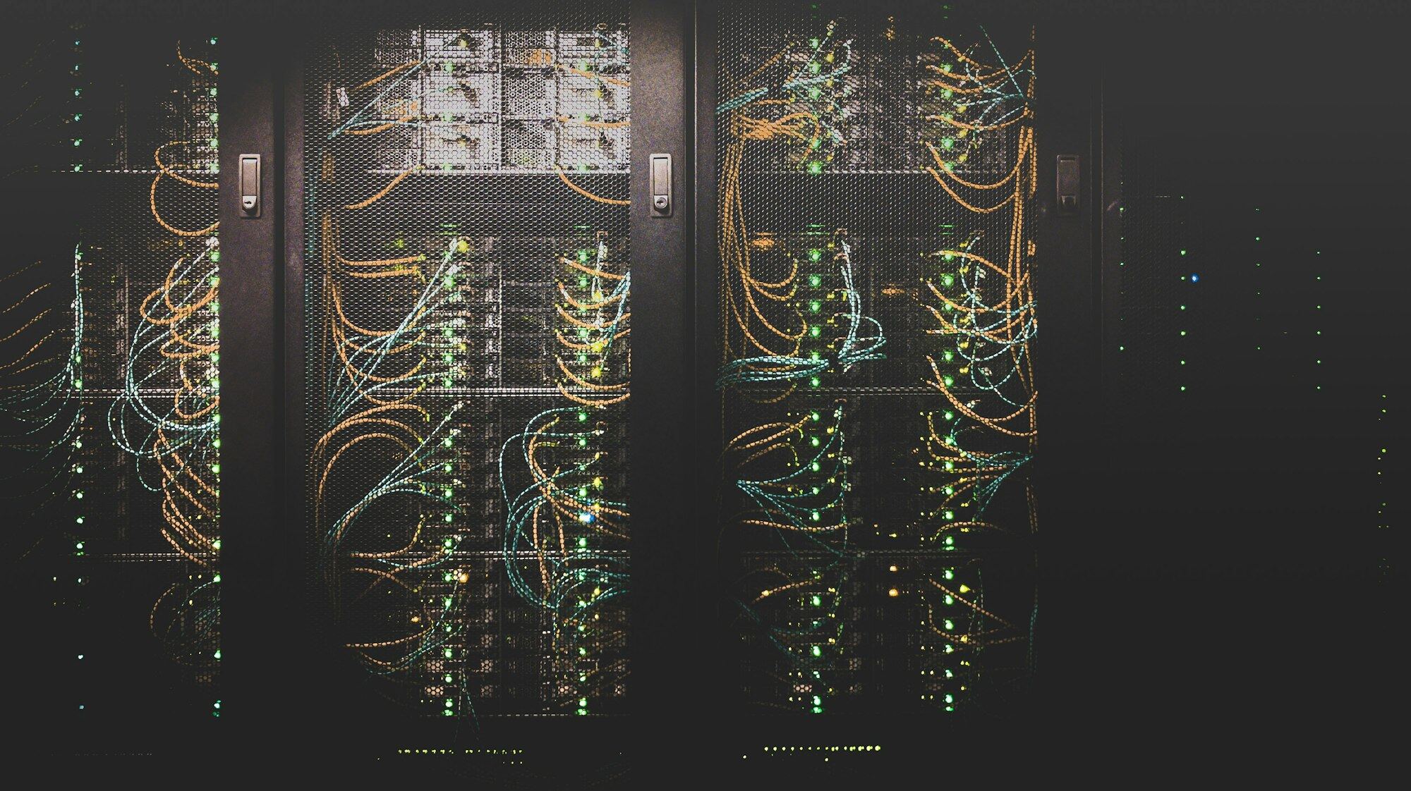 Serverrack met netwerkkabels in een datacenter